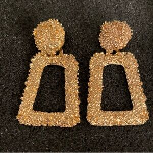 💥 $10 or 3 for $15 💥 Gold Tone Textured Earrings